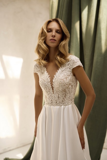 https://www.sposa-lia.com/images/stories/virtuemart/product/per-in white-027-lillia-02.jpg